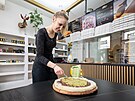 V libereck pizzerii pipravuj dubajskou pizzu. (24. bezna 2025)