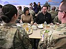 Americký viceprezident J. D. Vance se svou enou Ushou dorazil na americkou...