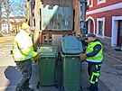 O ven popelnic se obsluha vozu nemus starat. ip na ndob snmaj teky...