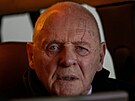 Anthony Hopkins ve filmu V pasti (2025)