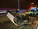 Na Nuselskm most havarovalo auto a pevrtilo se na stechu. (24. bezna 2025)