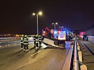 Na Nuselskm most havarovalo auto a pevrtilo se na stechu. (24. bezna 2025)