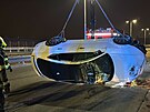 Na Nuselskm most havarovalo auto a pevrtilo se na stechu. (24. bezna 2025)