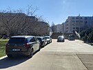 Mnozí idii si s parkováním hlavu nelámou. Auta jsou schopní zaparkovat pímo...