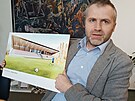 Starosta Martin Kamard ukazuje podobu nov oboustrann tribuny mezi fotbalovm...