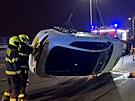 Na Nuselskm most se pevrtilo auto na stechu