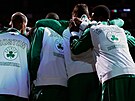Basketbalisté Boston Celtics se hecují na archivním snímku z roku 2013.