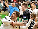 Karvinský Dominik Solák strhává nejlepího stelce Frýdku-Místku Jakuba Rumiana.
