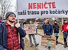 Demonstrace ped sdlem Sprvy KRNAP ve Vrchlab proti stavb nov boudy v...