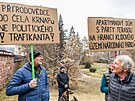 Demonstrace ped sdlem Sprvy KRNAP ve Vrchlab proti stavb nov boudy v...