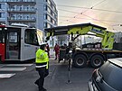 Na tramvajov zastvce Radlick odtahuj vykolejenou tramvaj. (28. bezna 2025)