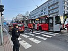 Na tramvajov zastvce Radlick odtahuj vykolejenou tramvaj. (28. bezna 2025)