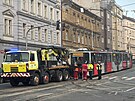 Na tramvajov zastvce Radlick odtahuj vykolejenou tramvaj. (28. bezna 2025)