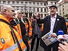 Zdenk Hib (Pirti) hovo se zamstnanci Praskch slueb, kte demonstruj...