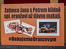 Ped budovou praskho magistrtu, v n dnes zasedaj zastupitel, demonstruj...