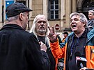 Zdenk Hib (Pirti) hovo se zamstnanci Praskch slueb, kte demonstruj...