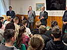 Prezident ve st�edu r�no nav�t�vil St�edn� �kolu a Z�kladn� �kolu v Oselc�ch na...