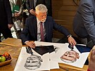 Prezident Petr Pavel a jeho cho Eva se v Bioptické laboratoi v Plzni...