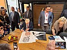 Prezident Petr Pavel a jeho cho Eva se v Bioptické laboratoi v Plzni...