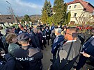 Ped zámkem v Týnci na Klatovsku ekali na prezidenta místní obané. (25....
