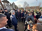 Ped zámkem v Týnci na Klatovsku ekali na prezidenta místní obané. (25....