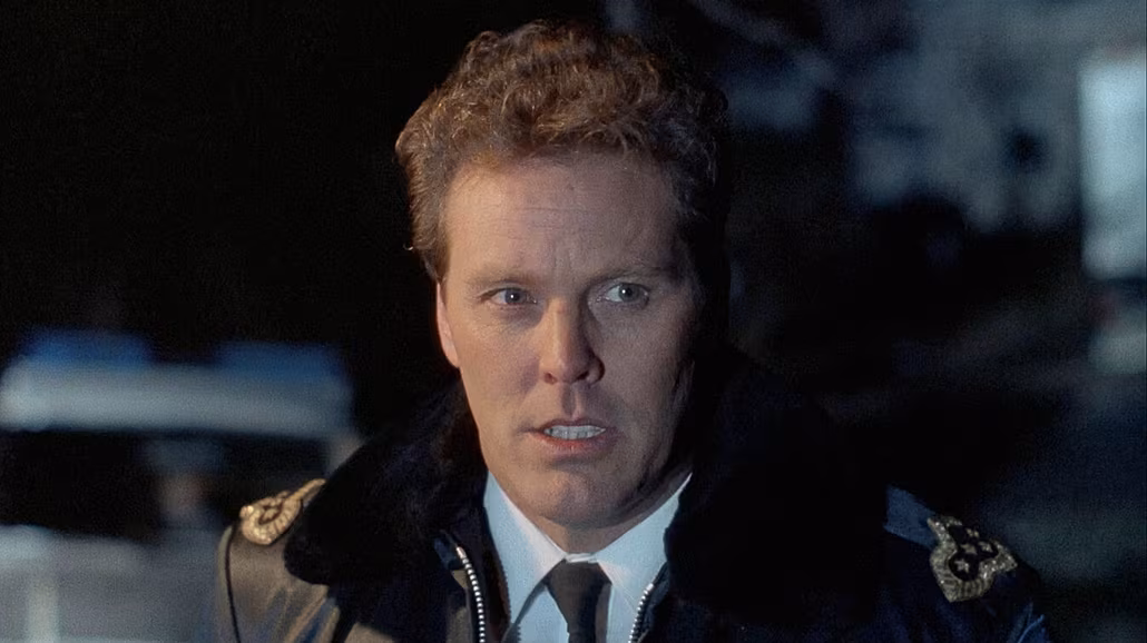 Americký herec Wings Hauser si zahrál policistu ve filmu Drs�áci netan�í.