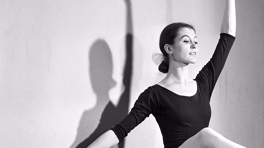 Italská baletka Carla Fracciová trénuje na snímku z roku 1961.