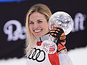 výcarská lyaka Lara Gutová-Behramiová slaví malý kiálový glóbus za...