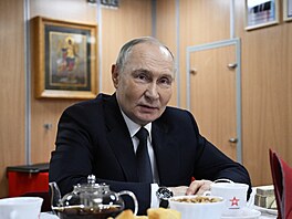 Vladimir Putin navtívil Murmansk, podíval se do ponorky Archangelsk. (27....