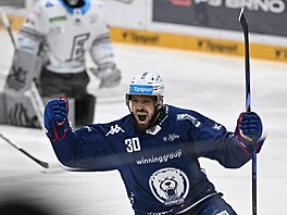 Tomá Rachnek z Komety Brno slaví gól ve tvrtfinále extraligy proti Karlovým...