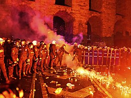 Lidé v Istanbulu protestují proti zadrení tamního starosty Ekrema Imamoglua....