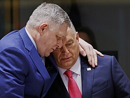 Slovenský premiér Robert Fico hovo�í s ma�arským premiérem Viktorem Orbánem...