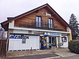 Výdejní boxy u supermarketu v jiho�eském Frymburku (26. b�ezna 2025)