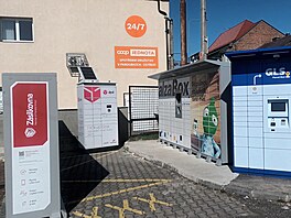Výdejní boxy u parkovit v ulici 17.listopadu v Pardubicích (26. bezna 2025)