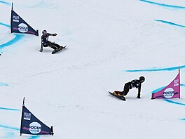 Ester Ledecká (vlevo) a Cubaki Mikiová b�hem finálové jízdy paralelního slalomu...