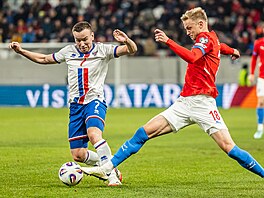 �eský obránce Jaroslav Zelený se sna�í získat mí� od Arniho Frederiksberga z...