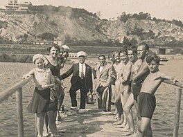 Braník v pohledu sm�rem na Barrandovské terasy. Za zmínku stojí neonový nápis...