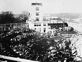 Pohled p�es Vltavu na Barrandovské terasy v roce 1932. Terasy nechal postavit...