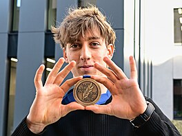 Metod�j Jílek se svou bronzovou medailí z mistrovství sv�ta.