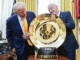 Prezident sv�tového fotbalu Gianni Infantino p�ivezl americkému prezidentu...
