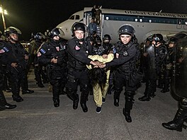 Spojené státy vyhostily p�es dv� st� migrant�, v�t�inou Venezuelan�, do...