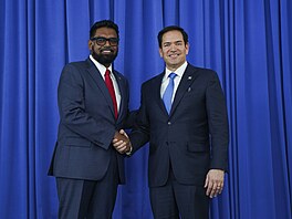 Prezident Guyany Mohamed Irfaan Ali (vlevo) s americkým ministrem zahranií...