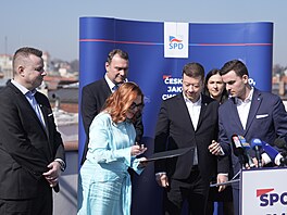 Politici SPD, Svobodných, Trikolory a PRO podepsali memorandum o spolupráci pro...