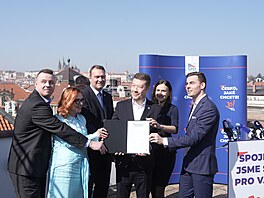 Politici SPD, Svobodných, Trikolory a PRO podepsali memorandum o spolupráci pro...