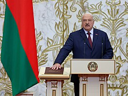 Alexandr Luka�enko skládá p�ísahu b�hem inaugura�ního ceremoniálu na sedmé...