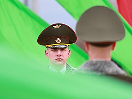 Vojáci �estné strá�e stojí na nám�stí Národní vlajky p�ed slavnostní inaugurací...