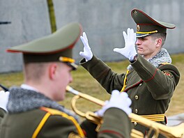 Vojenská kapela hraje b�hem inaugura�ního ceremoniálu b�loruského prezidenta...