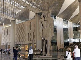 Ve vstupní hale vítá náv�t�vníky monumentální socha Ramese II., stará p�es 3...
