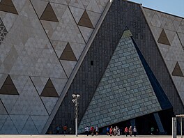 Ornamenty na fasád� budovy odkazují na nedaleké starov�ké divy sv�ta, egyptské...