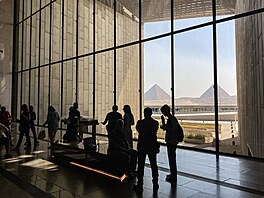 Muzeum nabízí p�ímý pohled na pyramidy v Gíze. (26. b�ezna 2025)